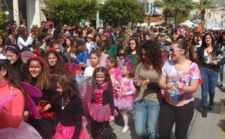 Η Κάλυμνος ξεφάντωσε σε ρυθμούς καρναβαλιού