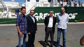 Επίσκεψη του Περιφερειάρχη Νοτίου Αιγαίου κ. Γιώργου Χατζημάρκου στο πλοίο της Greenpeace Rainbow Warrior